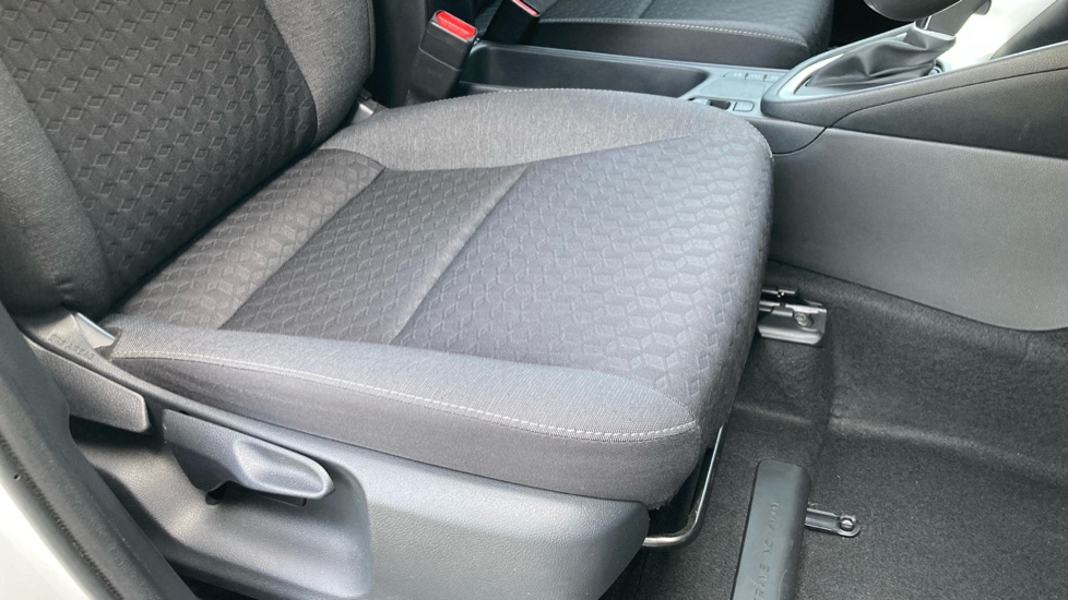 Toyota Yaris 1.5 Hybrid Design 5dr CVT Hybrid Hatchback - Image 17