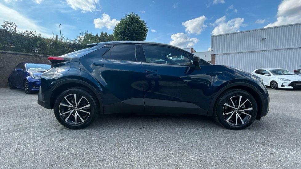 Toyota C-HR 2.0 PHEV Design 5dr CVT Hatchback - Image 23