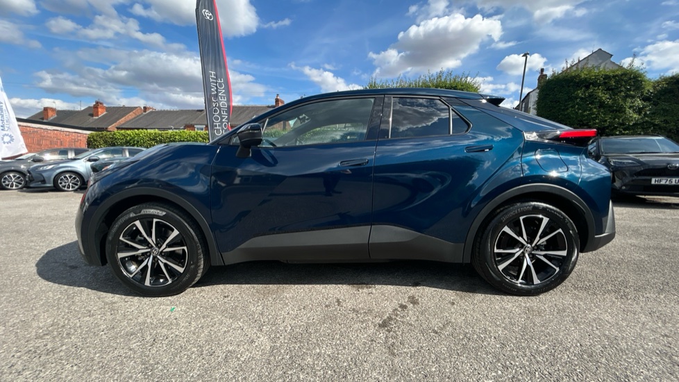 Toyota C-HR 2.0 PHEV Design 5dr CVT Hatchback - Image 24