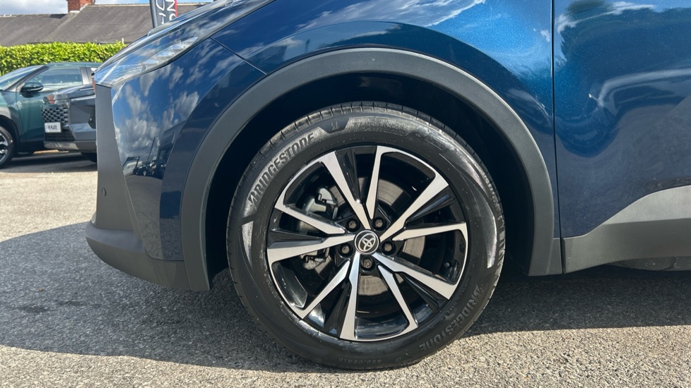 Toyota C-HR 2.0 PHEV Design 5dr CVT Hatchback - Image 25