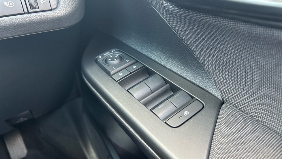 Toyota C-HR 2.0 PHEV Design 5dr CVT Hatchback - Image 33