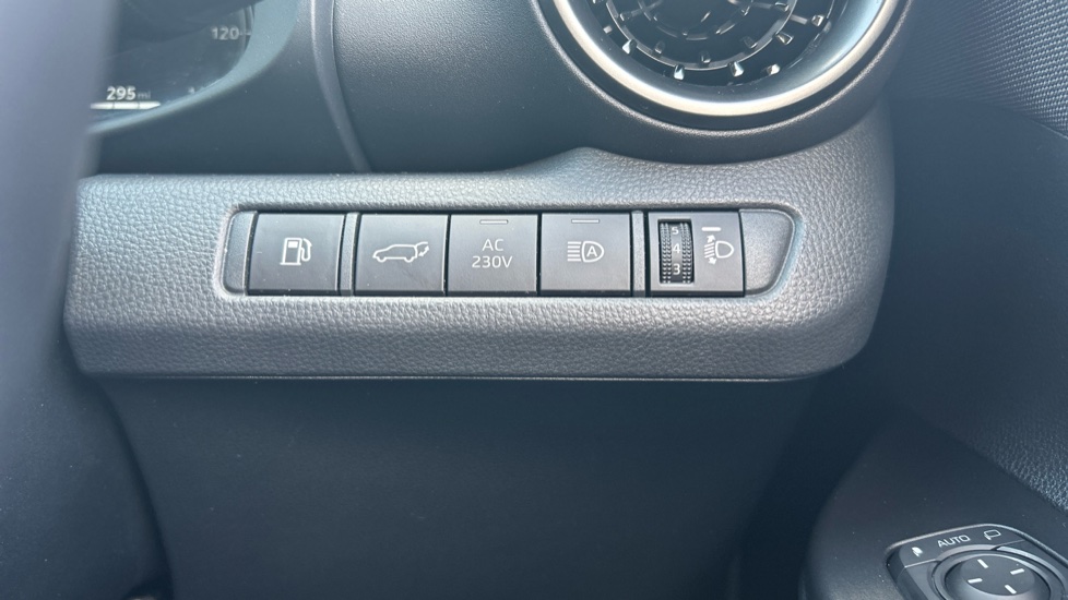Toyota C-HR 2.0 PHEV Design 5dr CVT Hatchback - Image 34