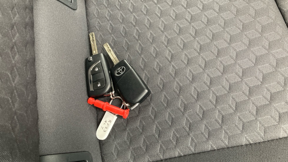 Toyota Yaris 1.5 Hybrid Icon 5dr CVT Hybrid Hatchback - Image 28