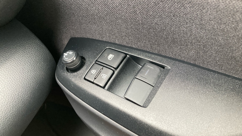 Toyota Yaris 1.5 Hybrid Icon 5dr CVT Hybrid Hatchback - Image 32