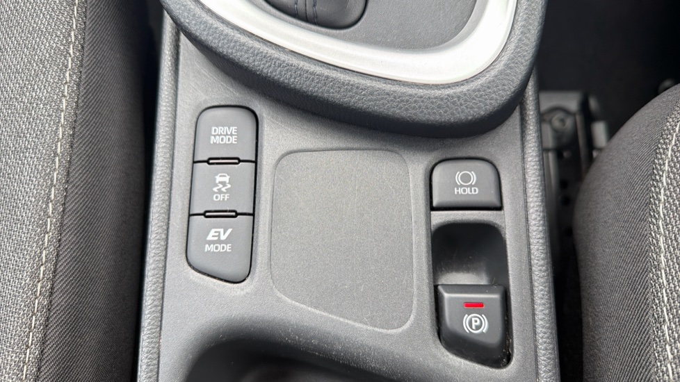 Toyota Yaris Cross 1.5 Hybrid Design 5dr CVT Hybrid Estate - Image 31