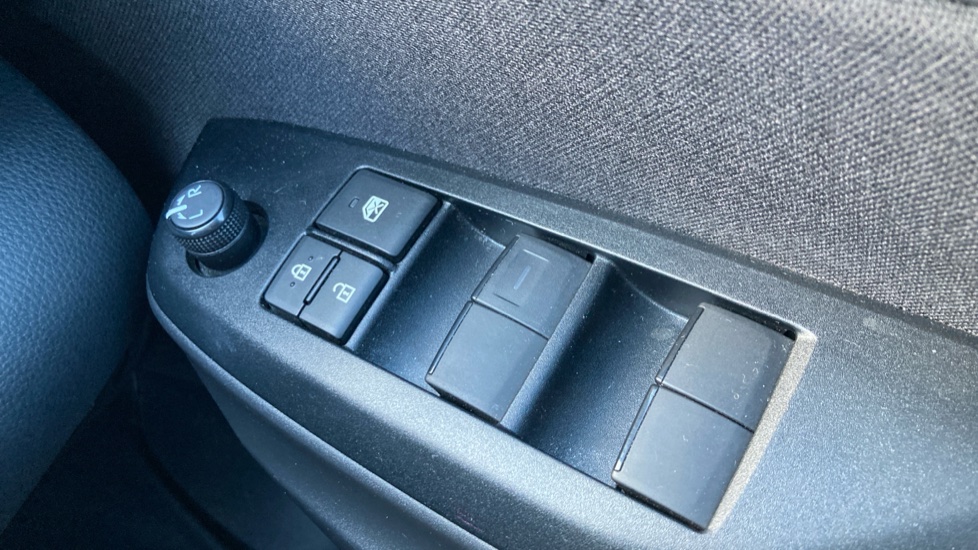 Toyota Yaris Cross 1.5 Hybrid Design 5dr CVT Hybrid Estate - Image 30