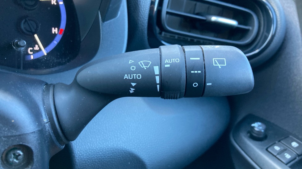 Toyota Yaris Cross 1.5 Hybrid Design 5dr CVT Hybrid Estate - Image 32