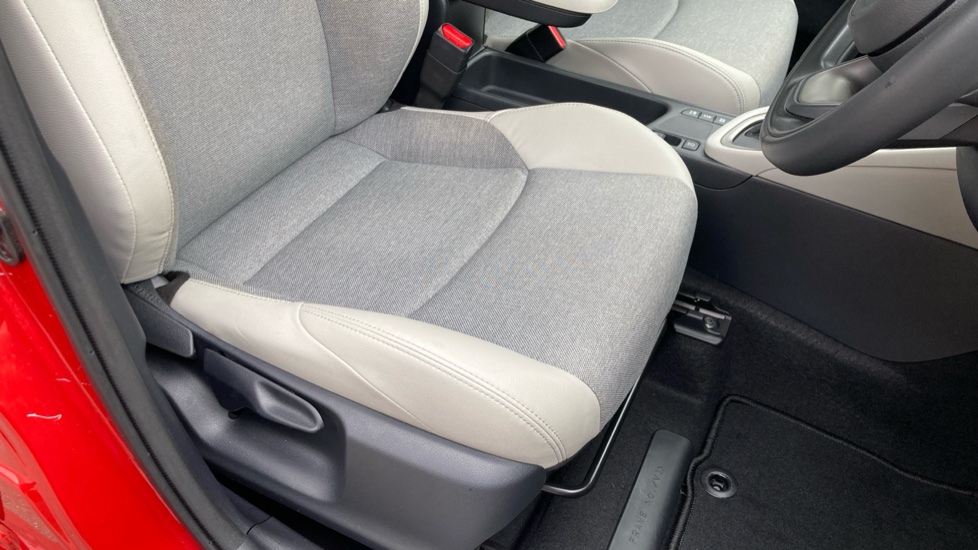Toyota Yaris 1.5 Hybrid Excel 5dr CVT Hybrid Hatchback - Image 17