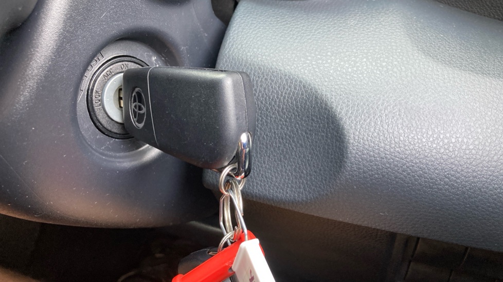 Toyota Yaris 1.5 Hybrid Icon 5dr CVT Hybrid Hatchback - Image 16