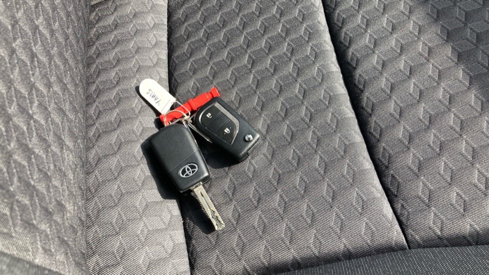 Toyota Yaris 1.5 Hybrid Icon 5dr CVT Hybrid Hatchback - Image 28