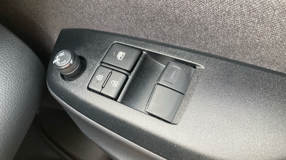 Toyota Yaris 1.5 Hybrid Icon 5dr CVT Hybrid Hatchback - Image 32