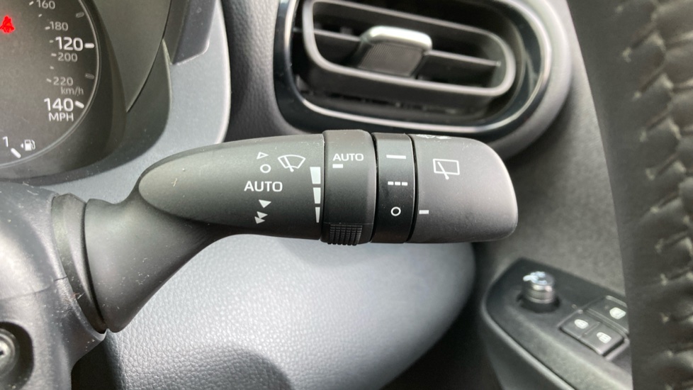 Toyota Yaris 1.5 Hybrid Icon 5dr CVT Hybrid Hatchback - Image 34
