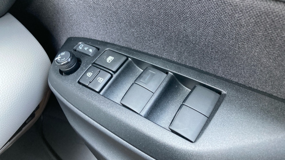 Toyota Yaris 1.5 Hybrid Excel 5dr CVT Hybrid Hatchback - Image 30