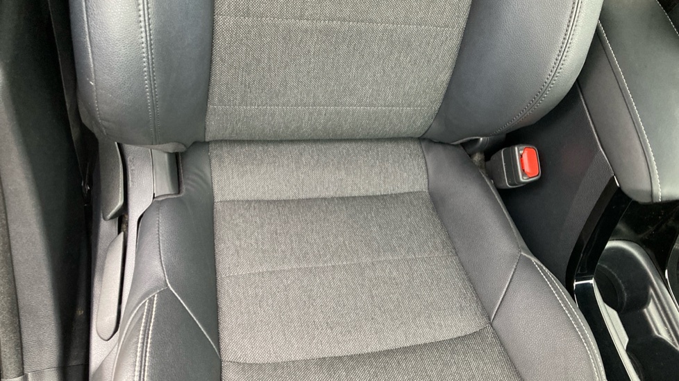 Toyota Corolla 1.8 Hybrid Design 5dr CVT Hybrid Hatchback - Image 14