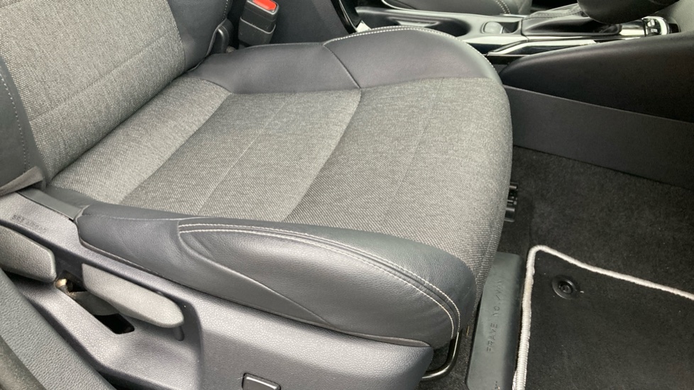 Toyota Corolla 1.8 Hybrid Design 5dr CVT Hybrid Hatchback - Image 17