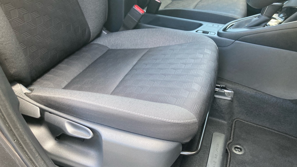 Toyota Yaris 1.5 Hybrid Design 5dr CVT Hybrid Hatchback - Image 17