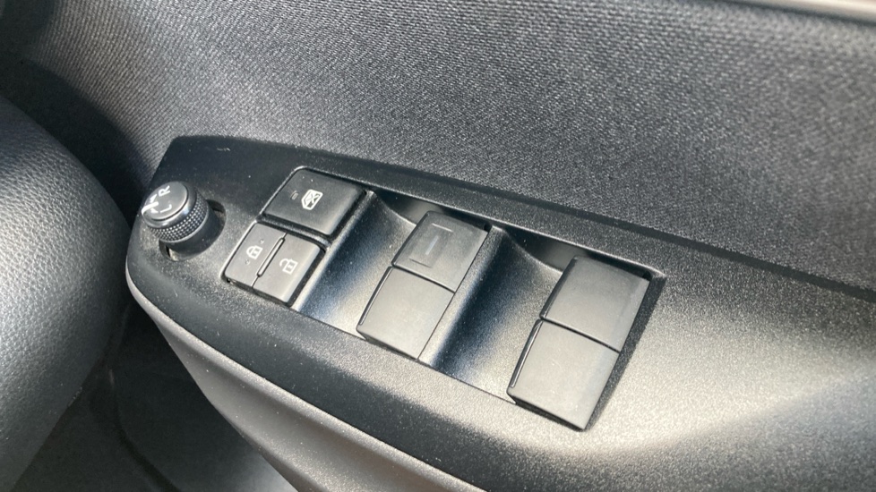 Toyota Yaris 1.5 Hybrid Design 5dr CVT Hybrid Hatchback - Image 30