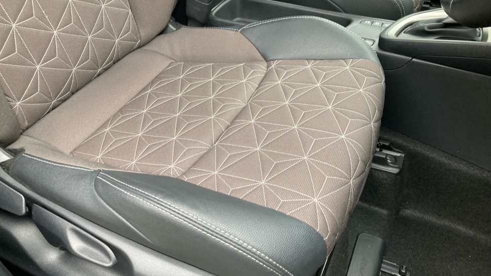 Toyota Yaris Cross 1.5 Hybrid Excel 5dr CVT Hybrid Estate - Image 17