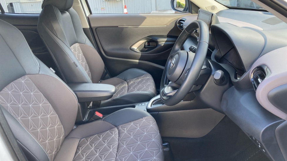 Toyota Yaris Cross 1.5 Hybrid Excel 5dr CVT Hybrid Estate - Image 12