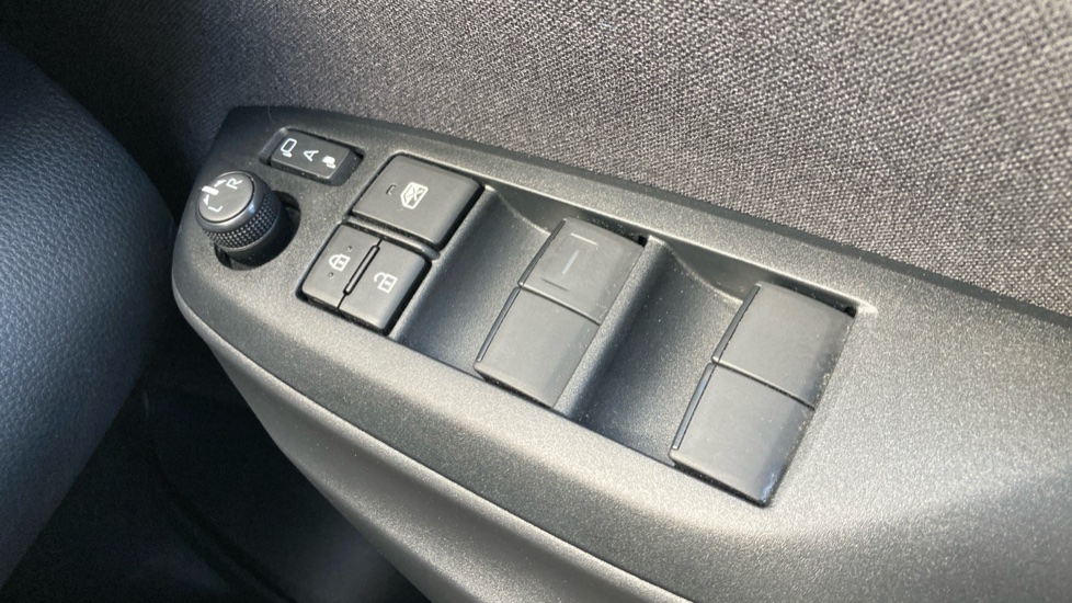 Toyota Yaris Cross 1.5 Hybrid Excel 5dr CVT Hybrid Estate - Image 31