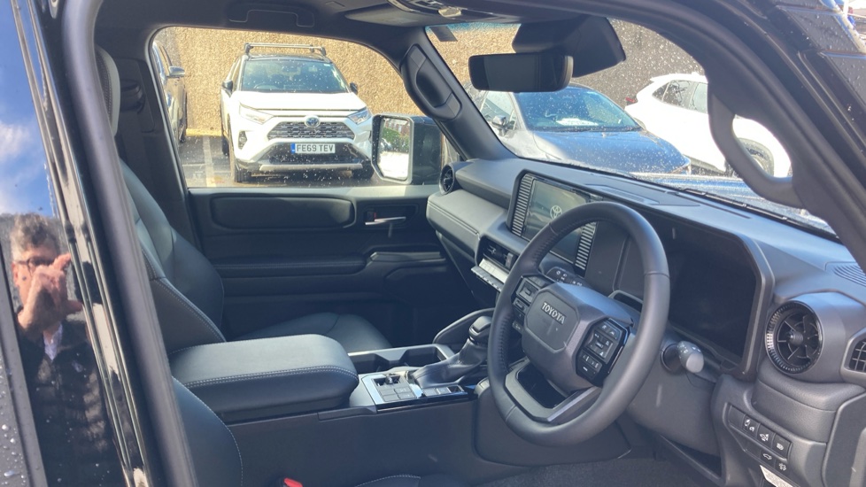 Toyota Land Cruiser Diesel 2.8D 48V 205 Commercial Auto - Image 11