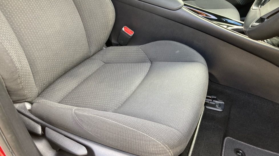 Toyota C-HR 1.8 Hybrid Design 5dr CVT Hybrid Hatchback - Image 17