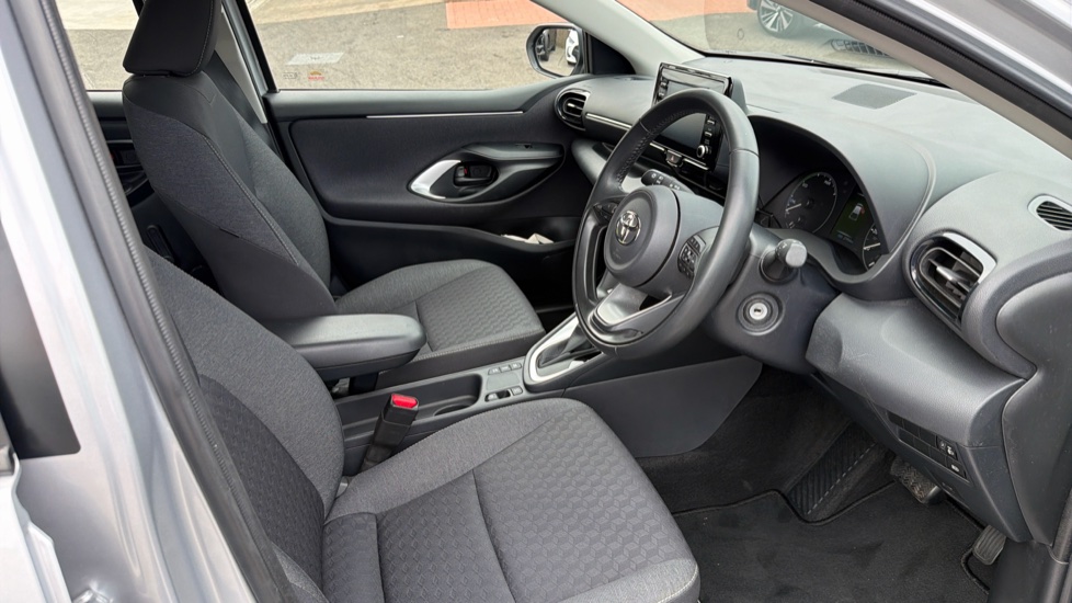 Toyota Yaris 1.5 Hybrid Icon 5dr CVT Hybrid Hatchback - Image 12
