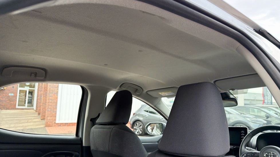Toyota Yaris 1.5 Hybrid Icon 5dr CVT Hybrid Hatchback - Image 19