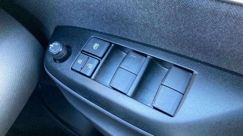 Toyota Yaris Cross 1.5 Hybrid Design 5dr CVT Hybrid Estate - Image 30