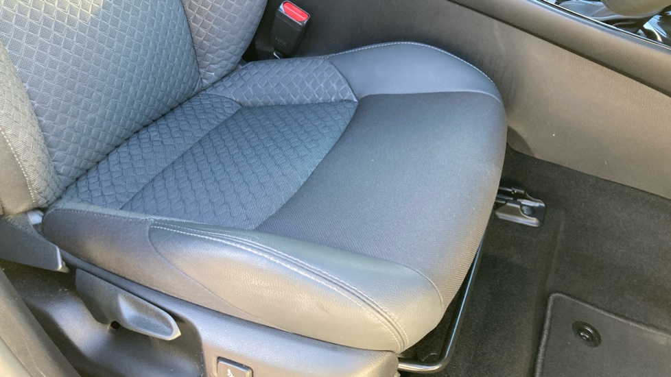 Toyota C-HR 1.8 Hybrid Design 5dr CVT Hybrid Hatchback - Image 17