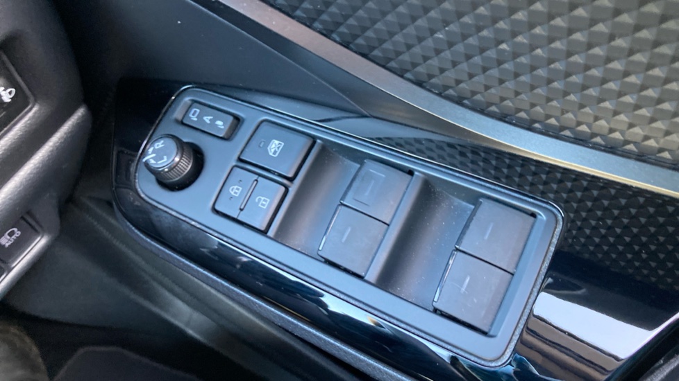 Toyota C-HR 1.8 Hybrid Design 5dr CVT Hybrid Hatchback - Image 30