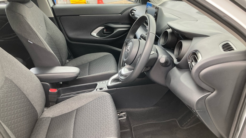 Toyota Yaris Cross 1.5 Hybrid Icon 5dr CVT Hybrid Estate - Image 12