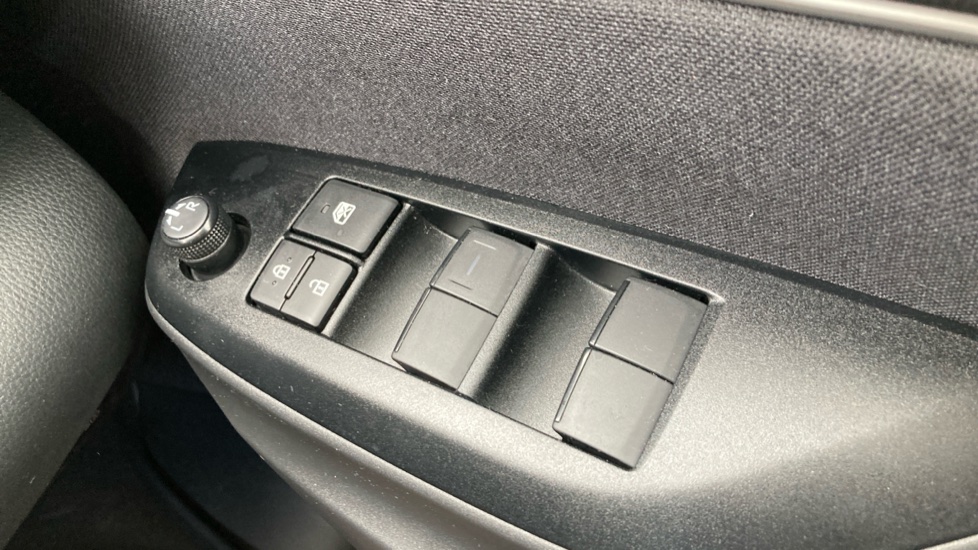Toyota Yaris Cross 1.5 Hybrid Icon 5dr CVT Hybrid Estate - Image 31