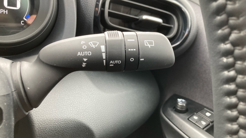 Toyota Yaris Cross 1.5 Hybrid Icon 5dr CVT Hybrid Estate - Image 34