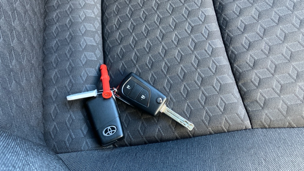 Toyota Yaris 1.5 Hybrid Icon 5dr CVT Hybrid Hatchback - Image 28