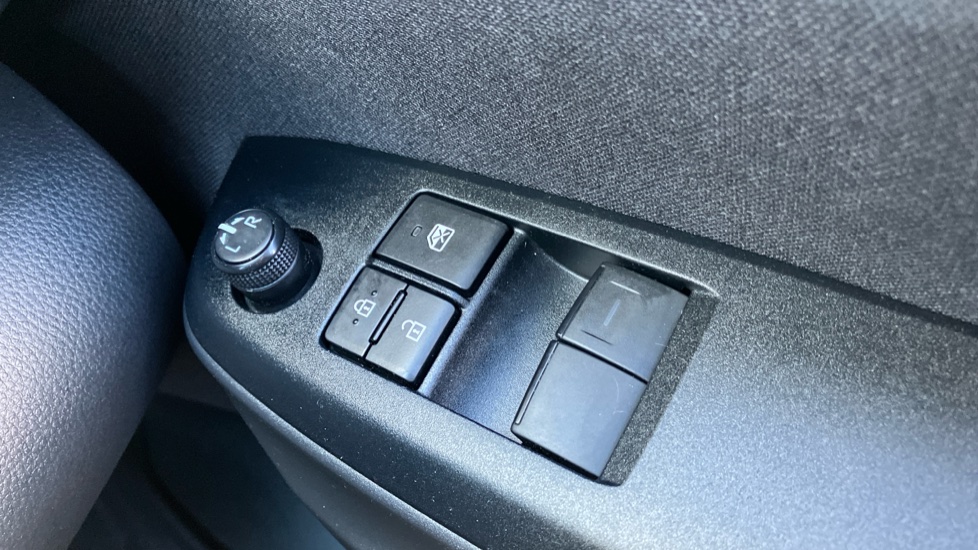 Toyota Yaris 1.5 Hybrid Icon 5dr CVT Hybrid Hatchback - Image 30