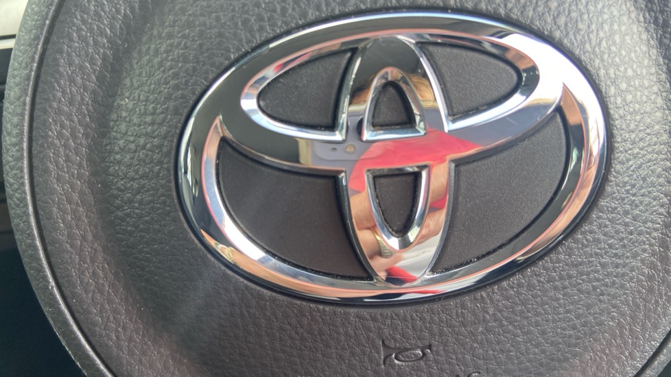 Toyota Yaris Cross 1.5 Hybrid Icon 5dr CVT Hybrid Estate - Image 32