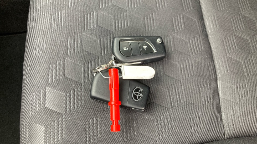 Toyota Yaris 1.5 Hybrid Icon 5dr CVT Hybrid Hatchback - Image 28