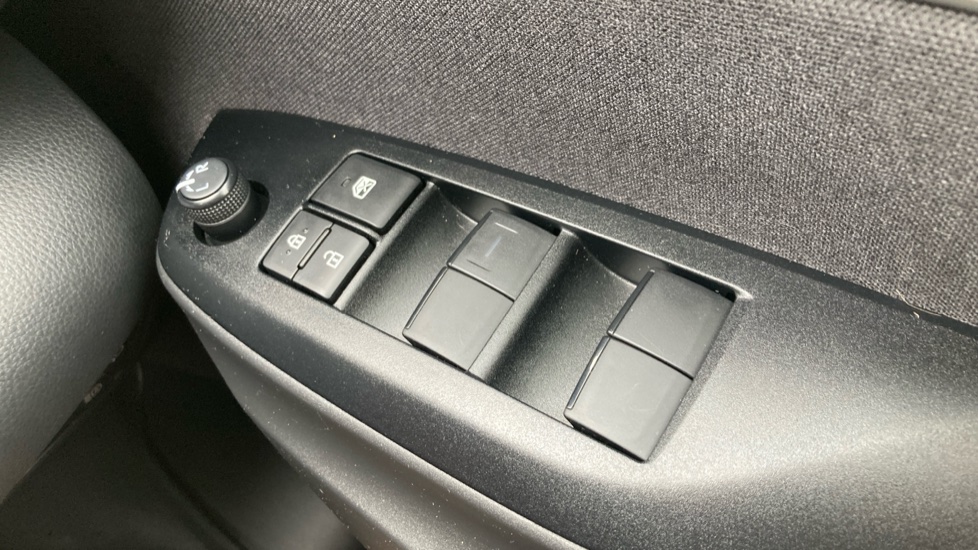 Toyota Yaris 1.5 Hybrid Icon 5dr CVT Hybrid Hatchback - Image 32