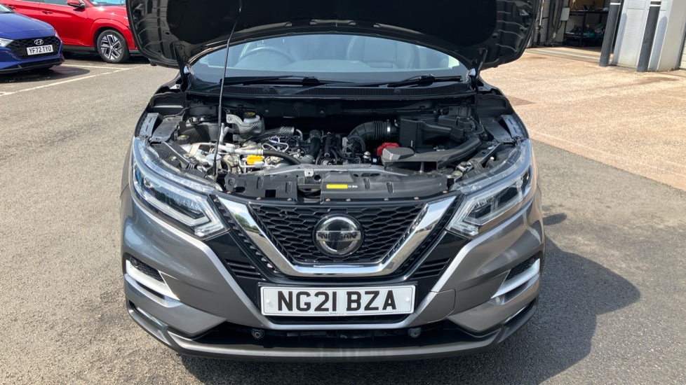 Nissan Qashqai 1.3 DiG-T N-Motion 5dr Petrol Hatchback - Image 8