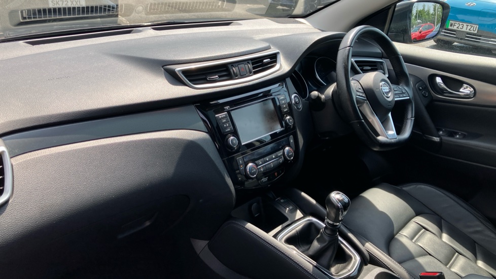 Nissan Qashqai 1.3 DiG-T N-Motion 5dr Petrol Hatchback - Image 9
