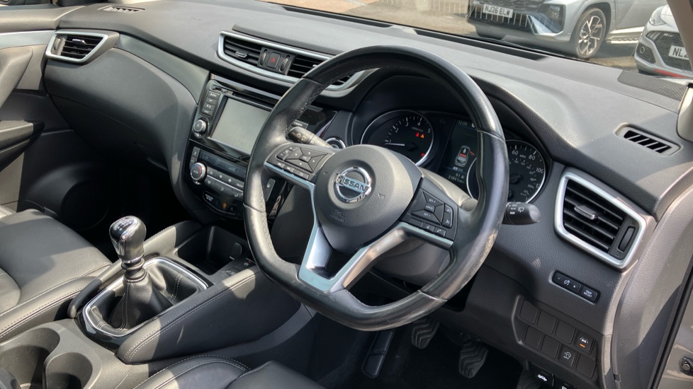 Nissan Qashqai 1.3 DiG-T N-Motion 5dr Petrol Hatchback - Image 11