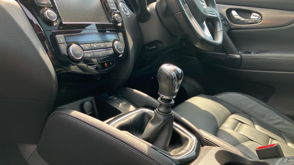 Nissan Qashqai 1.3 DiG-T N-Motion 5dr Petrol Hatchback - Image 13
