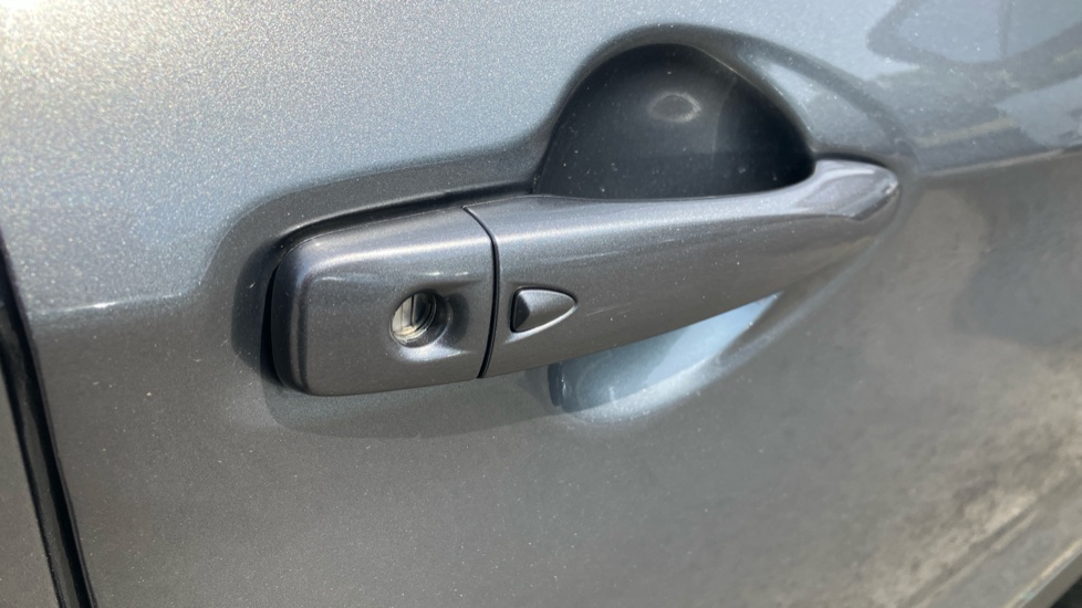 Nissan Qashqai 1.3 DiG-T N-Motion 5dr Petrol Hatchback - Image 22
