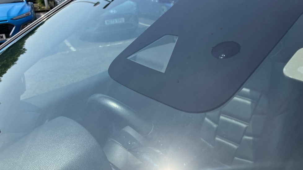 Nissan Qashqai 1.3 DiG-T N-Motion 5dr Petrol Hatchback - Image 24