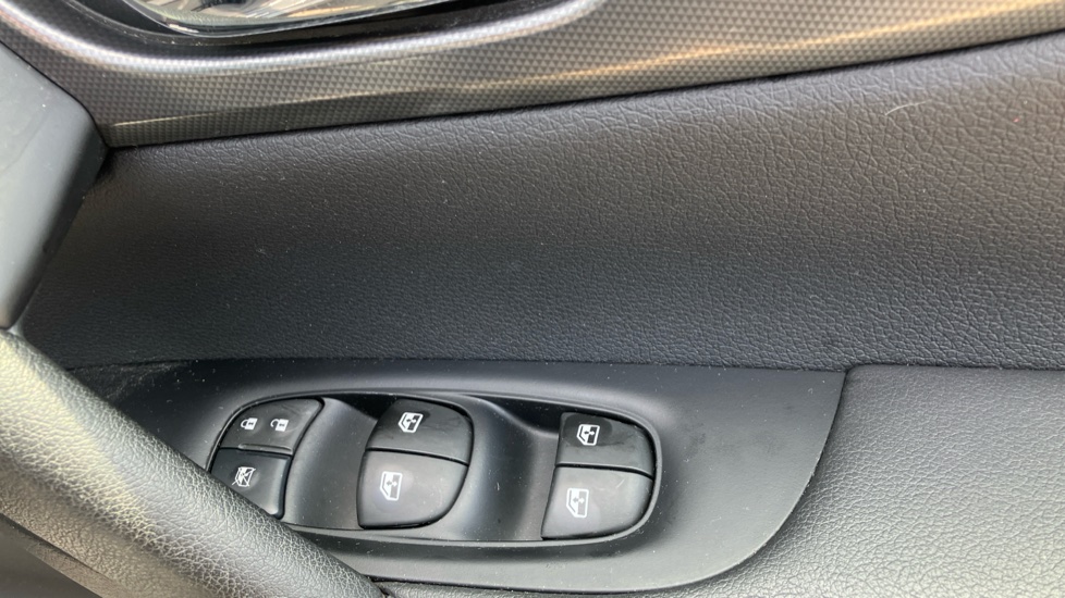 Nissan Qashqai 1.3 DiG-T N-Motion 5dr Petrol Hatchback - Image 31