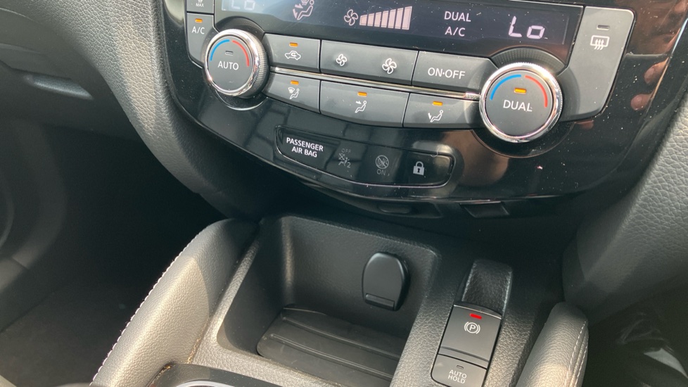 Nissan Qashqai 1.3 DiG-T N-Motion 5dr Petrol Hatchback - Image 35