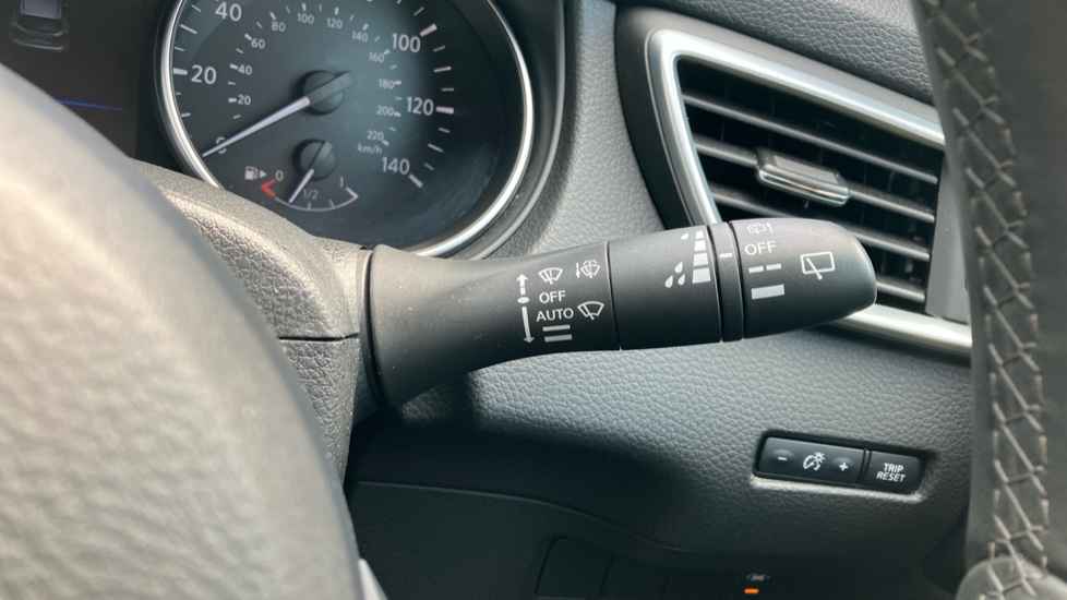 Nissan Qashqai 1.3 DiG-T N-Motion 5dr Petrol Hatchback - Image 38