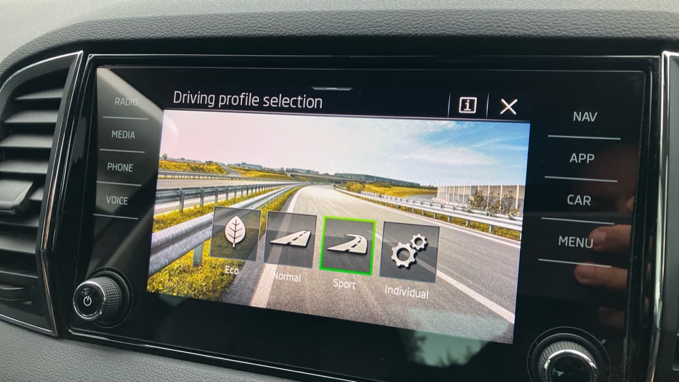 Skoda Karoq 1.5 TSI SE L 5dr DSG Petrol Estate - Image 34