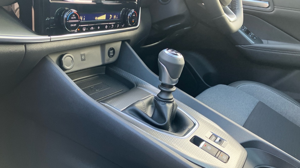 Nissan Qashqai 1.3 DiG-T MH N-Connecta 5dr Petrol Hatchback - Image 13
